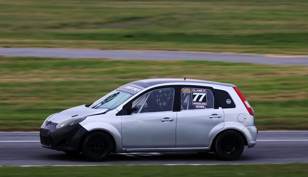 FORD AL FRENTE PARA LA CLASE 2 